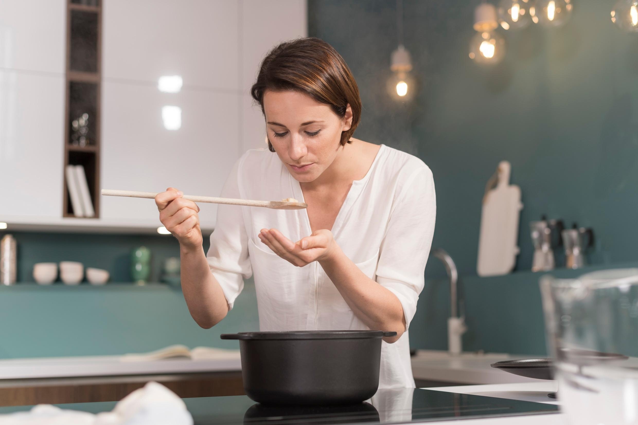 Frau probiert essen