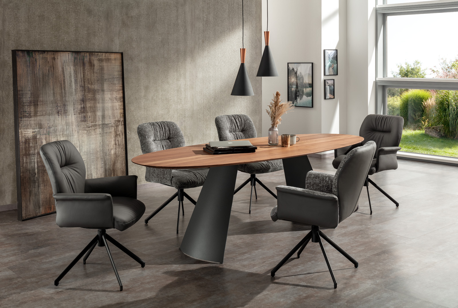 Lavida Tisch gerundete Nussbaumtischplatte schräge Tischbeine Ledersessel