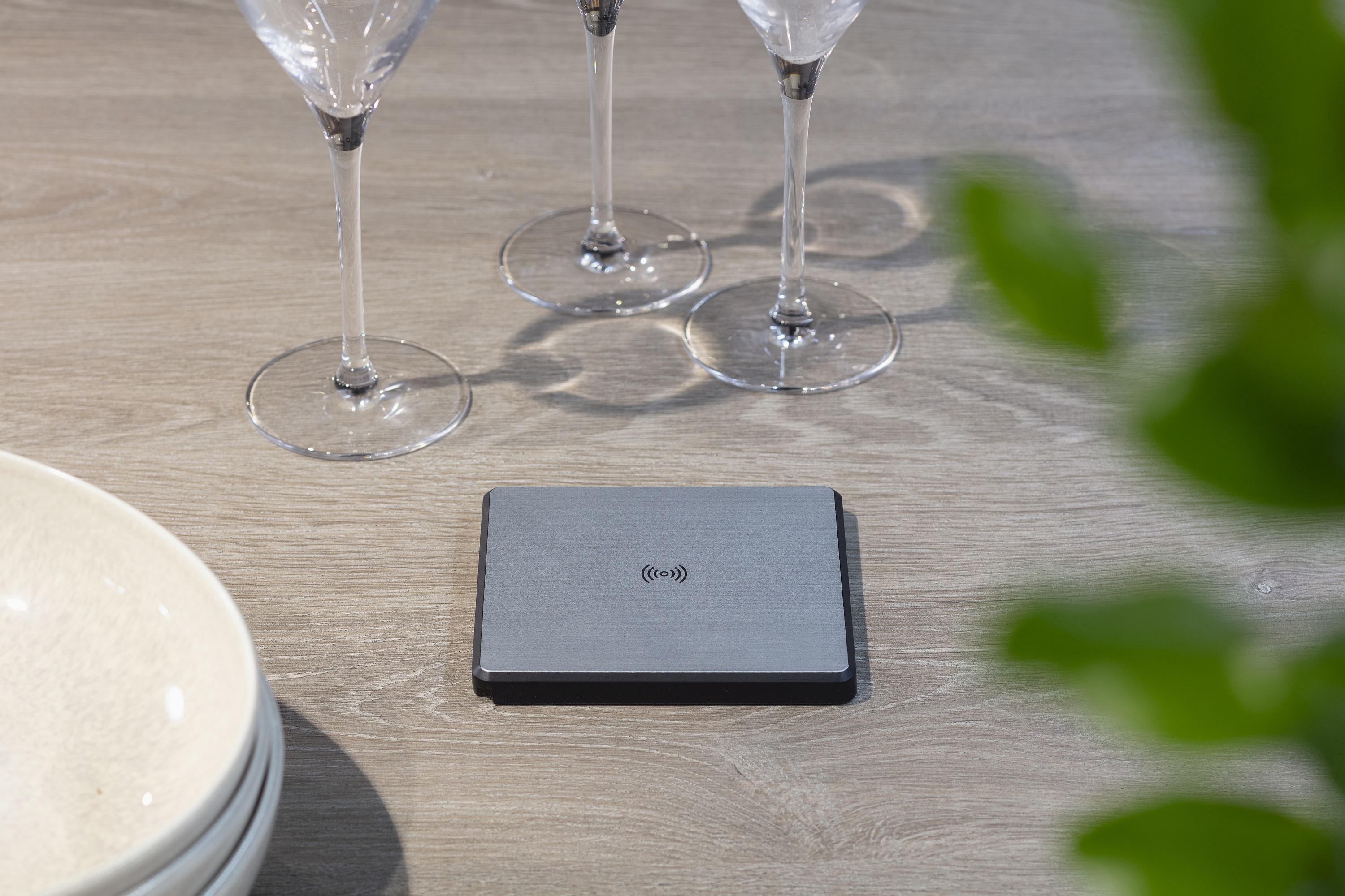 Induktive Ladestation für Smartphone in Küchen-Arbeitsplatte