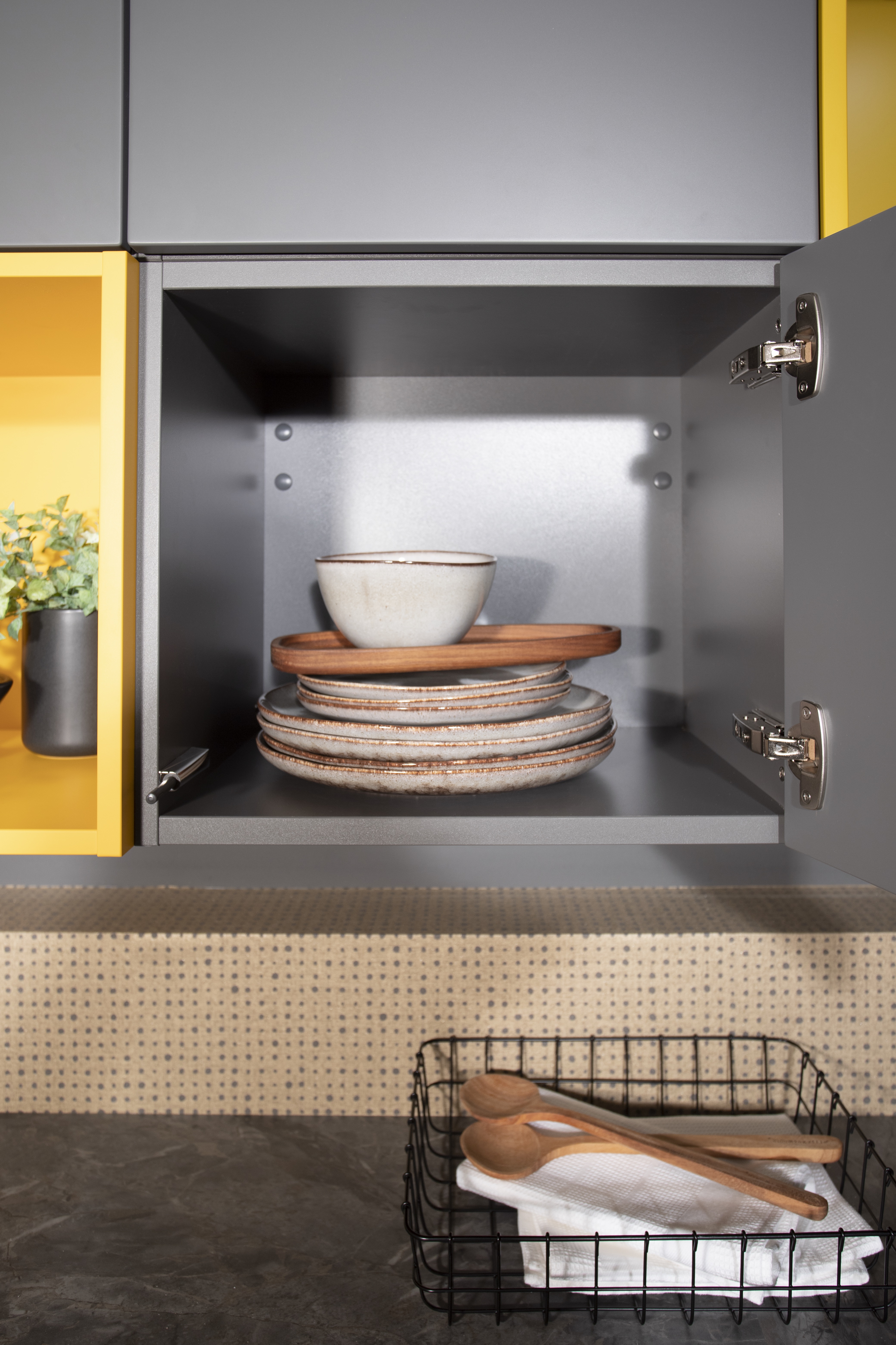 Häcker farbiger Korpus auch innen perfekte Kantenverleimung