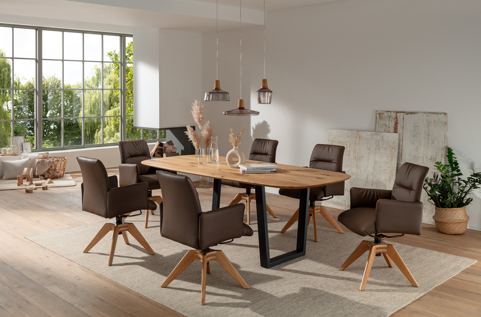 Lavida Tisch schwarze Kufenfüße Wildeiche Tischplatte Lederstühle