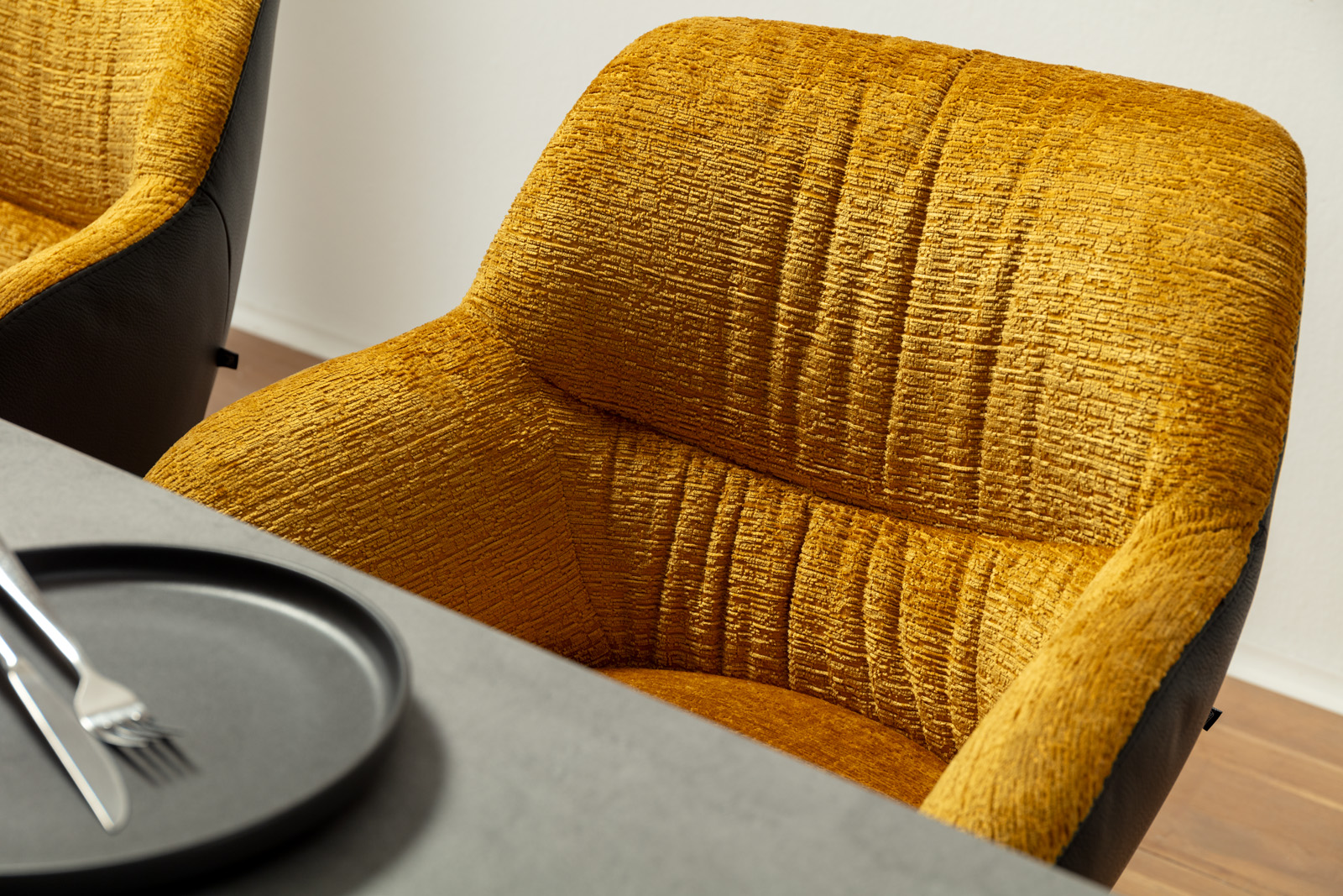 Lavida ALASSIO bequemer gepolsterter Esszimmerstuhl mit Rückenlehne Armstützen flauschig cognacfarben