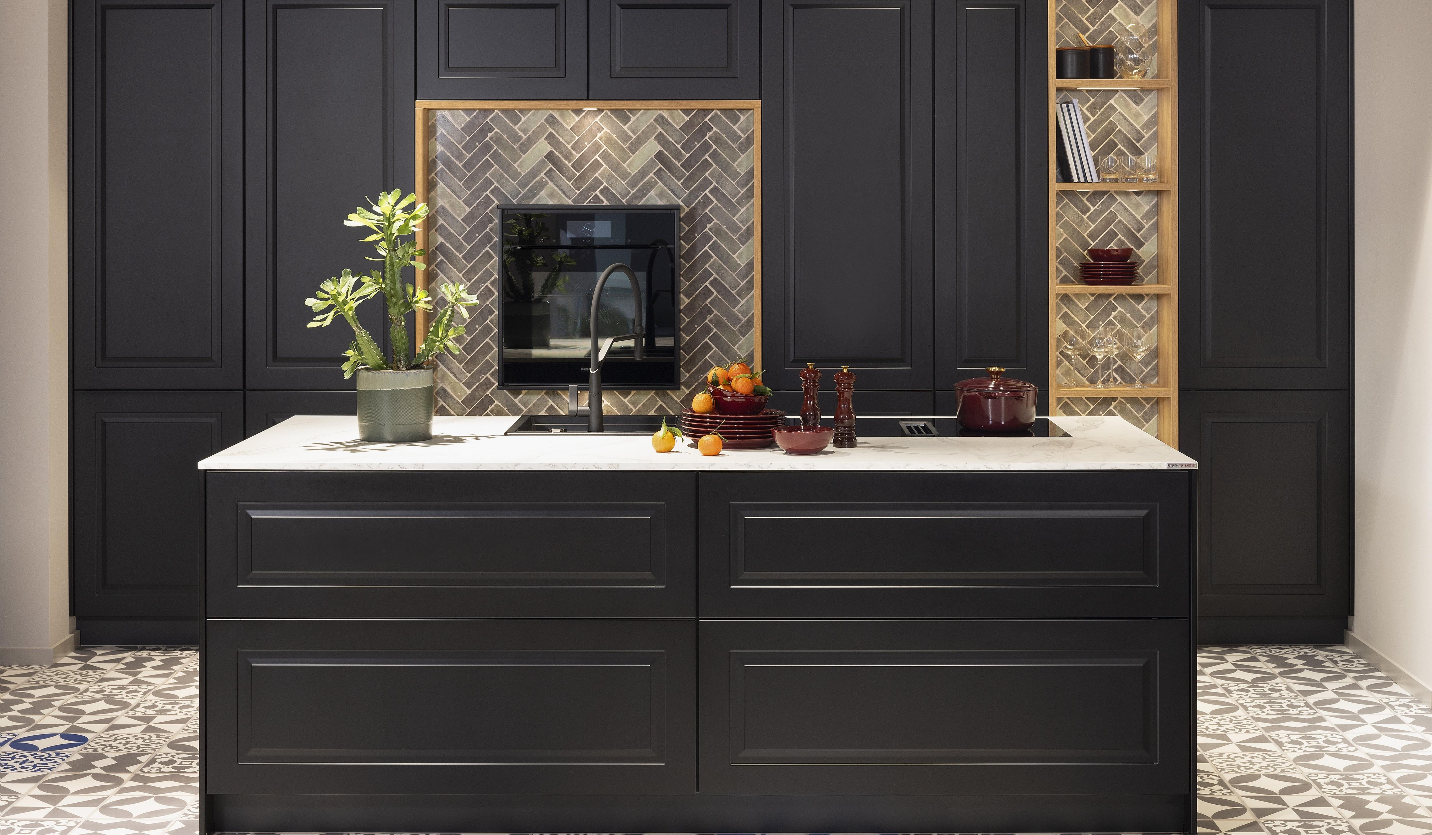 APL: 781 Venato Bianco NB Korpus: 127 Schwarz Front: 851 Lack, Schwarz matt Griff: Push to open Geräte: Miele Armatur: Gessi Spüle: Schock  Features: Landhaus modern in Lack, bedruckter PVC in Fliesenoptik Fußboden, bedruckte Fliesen Nischenrückwand, neuer Schubkasten mit Glaszarge, neuer Schubkasten mit Holzzarge, Apothekerschrank.