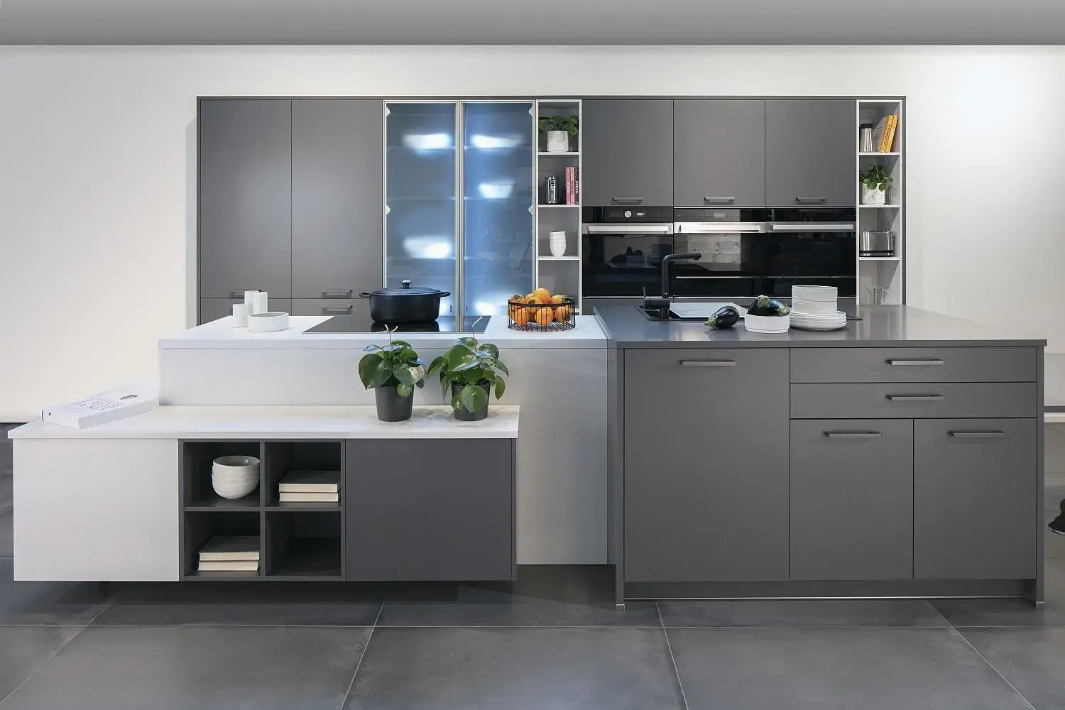 schranktypen_kombinieren_mattgraue_holzdekore_buegelgriff_01_rsp_kmg-211117-artego-042-14106