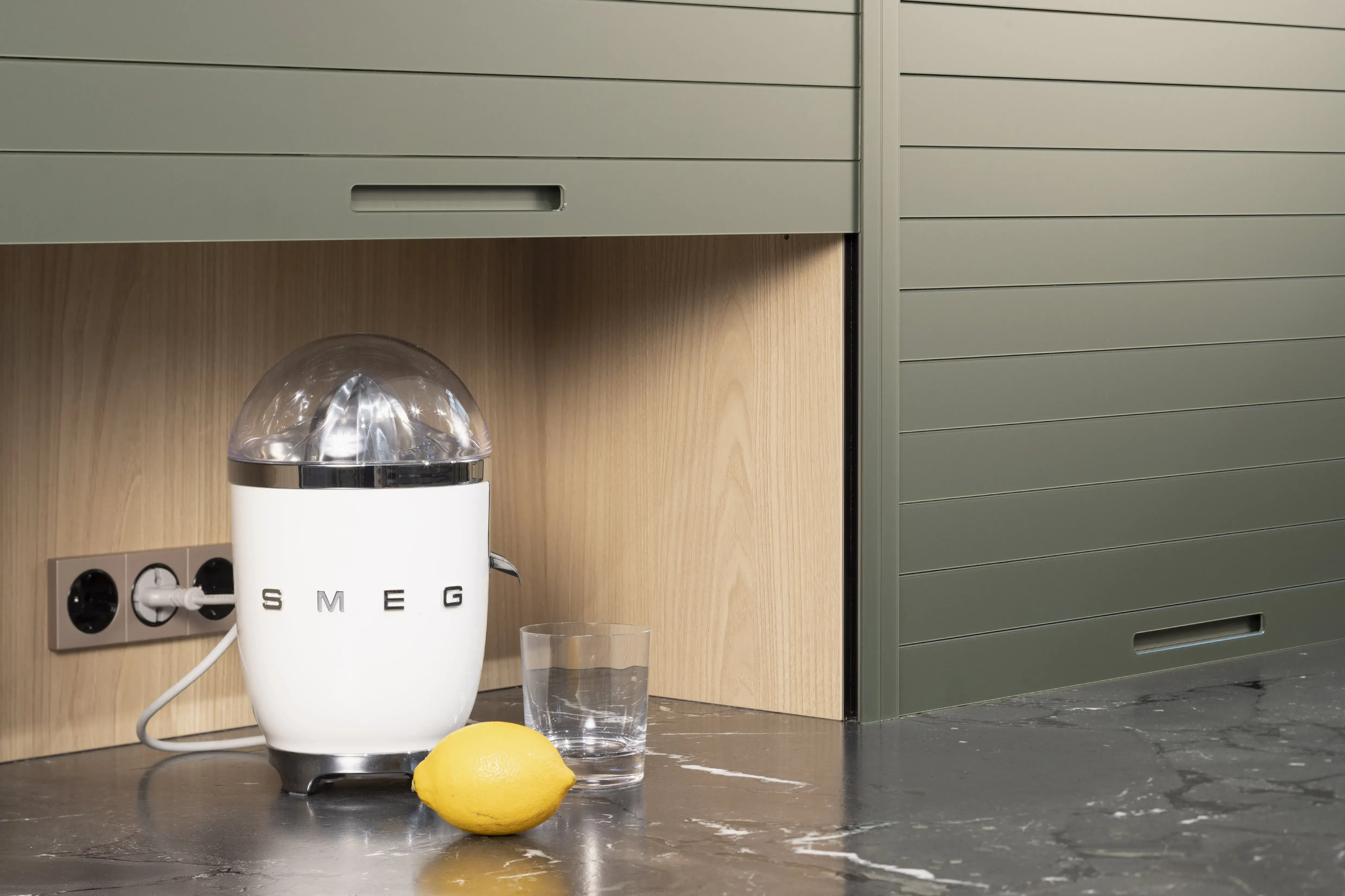 HÄCKER Systemat Olivgrün Polymerglas - Detailansicht Rolloschrank innen