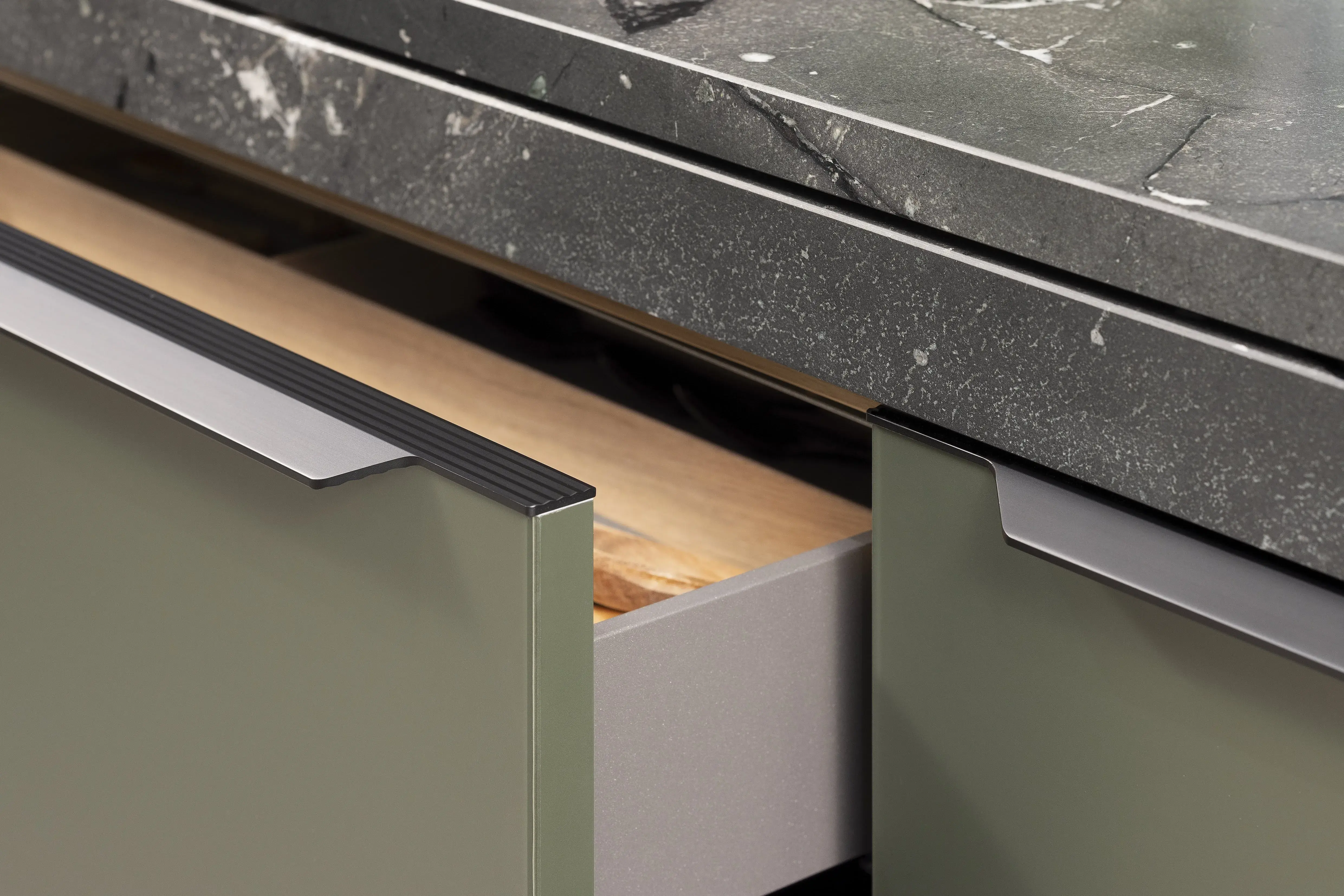 HÄCKER Systemat Olivgrün Polymerglas - Detailansicht Schublade mit schwarzer Griffleiste